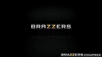 Brazzers aprenseta umas gostosas transando com homens mais velhos bem delicioso e ainda gravando