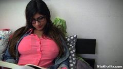 Coelinhas do brasil apresenta a mia khalifa ensinando uma jovem brasileira a fazer sexo