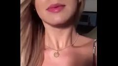 Agata gostosa tirando a roupa e mostrando que é o travesti mais delicioso de todos em que fica peladinha